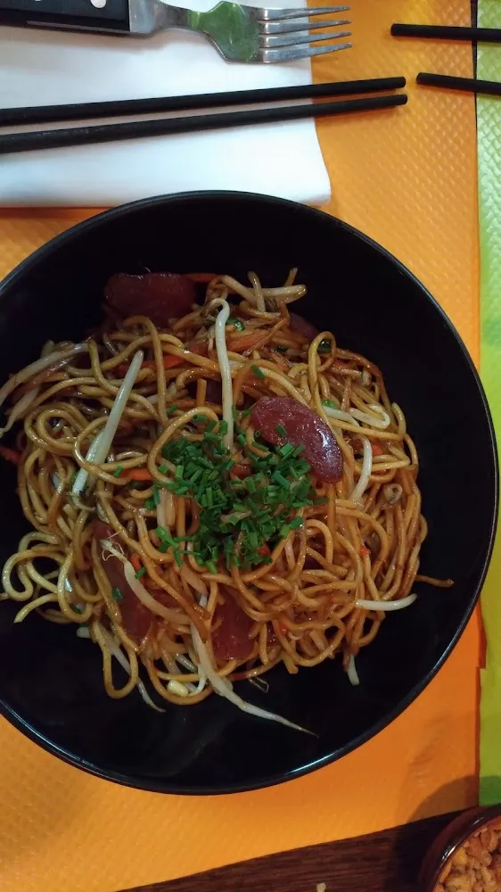 Nouilles Sautées À la Saucisse Cantonaise